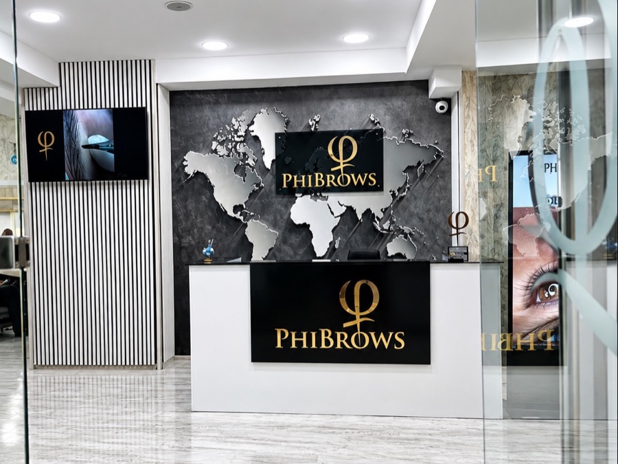 AF Mall salonu: qəbul masası və PhiBrows loqosu