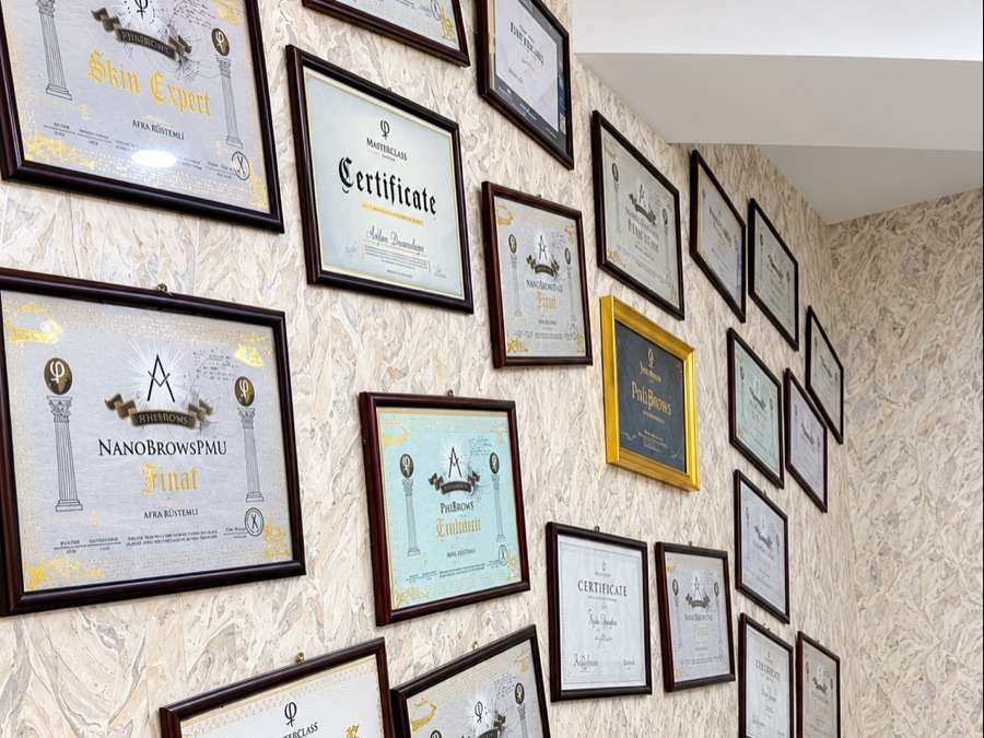 AF Mall salonu: ustaların sertifikatları