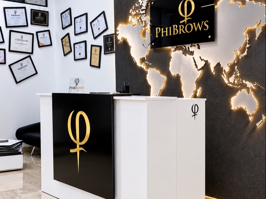 İnşaatçılar salonu: qəbul masası və PhiBrows loqosu